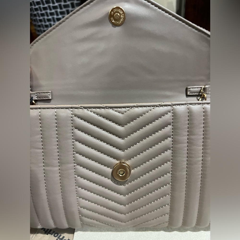NWT-  Badgley Mischka v quilting center crossbody in taupe  - style 4183 - Picture 4 of 7